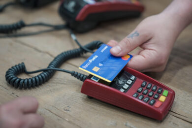 Pos e pagamenti elettronici, arriva l’intesa per ridurre i costi per gli esercenti: cosa prevede e cosa cambia per i consumatori