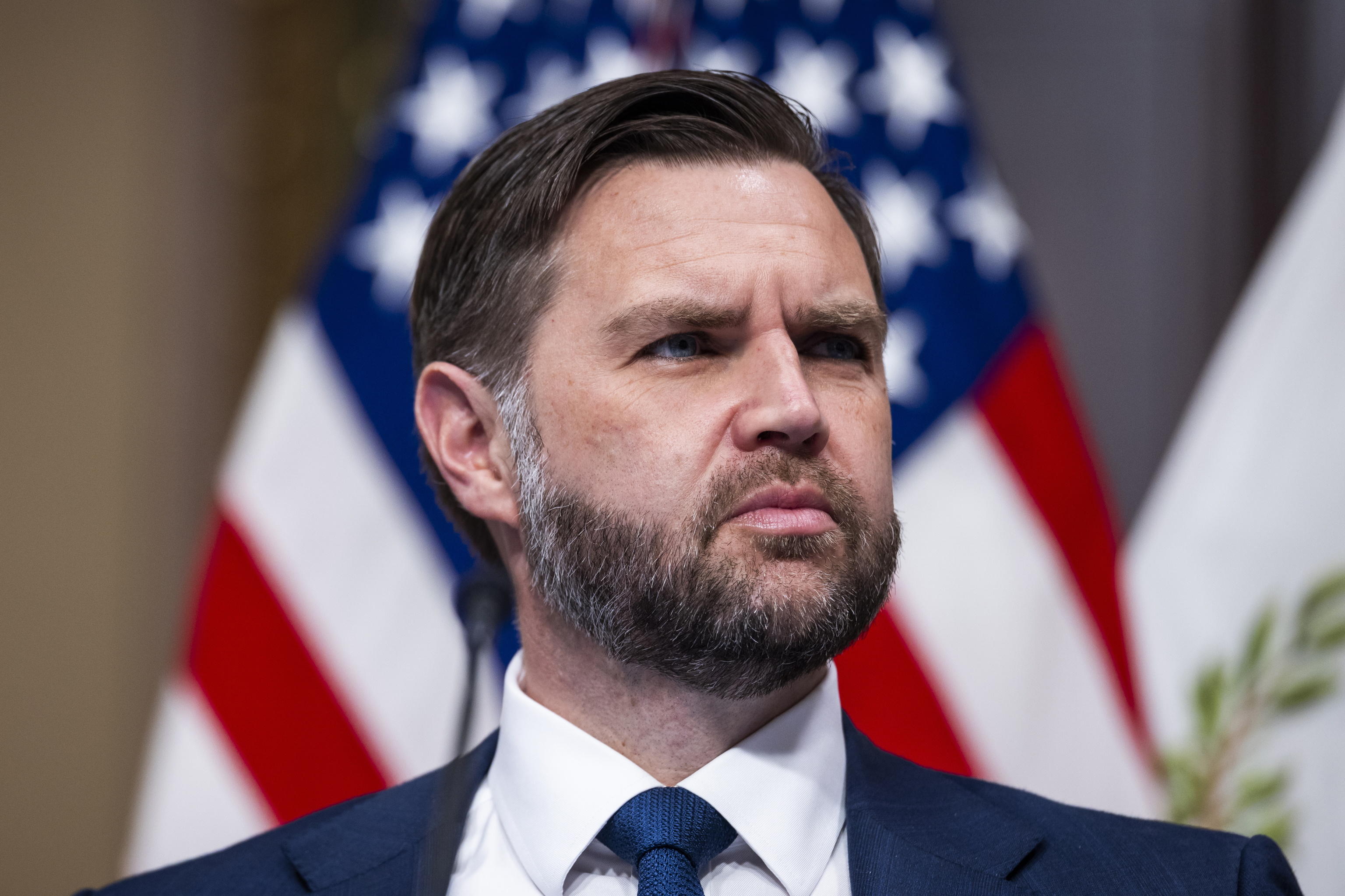 Vance racconta se stesso: dal viaggio spirituale al rapporto con Trump e Peter Thiel