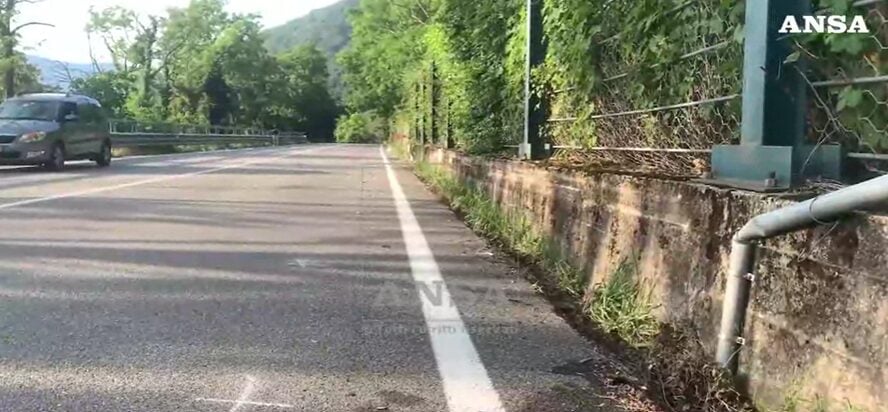 Auto travolge 5 pedoni lungo la statale nel Varesotto, morta