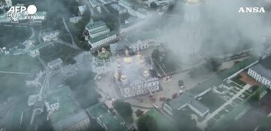 Kiev, immagini aeree della cattedrale patrimonio Unesco dopo l’attacco russo