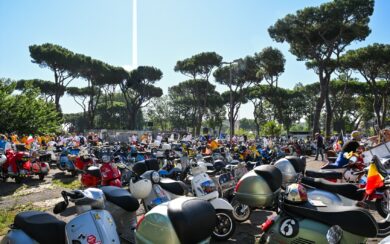 La Vespa compie 80 anni: Roma celebra l’icona italiana che ha conquistato il mondo