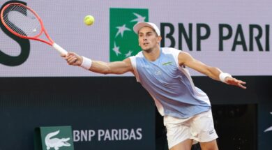 Arnaldi, vittoria eroica e quarti al Roland Garros. L’Italia del tennis non è solo Sinner