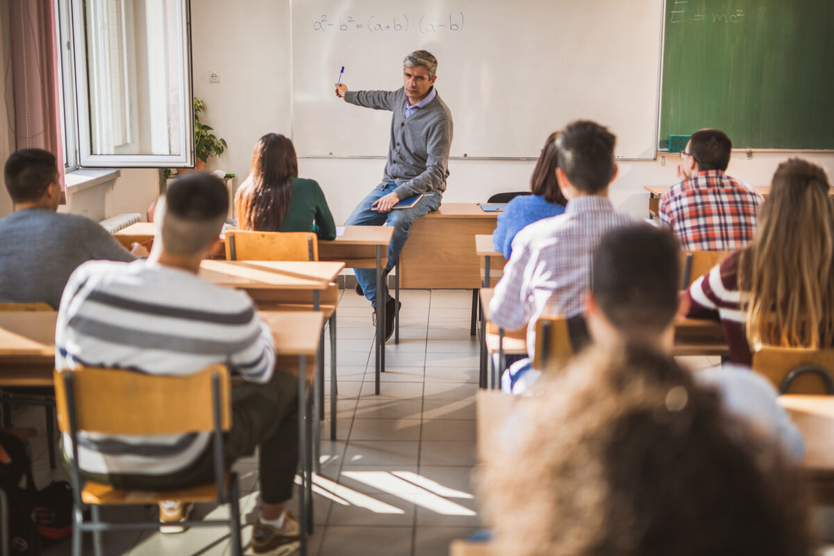 Nelle scuole si (ri)educa soltanto chi ama l’Italia