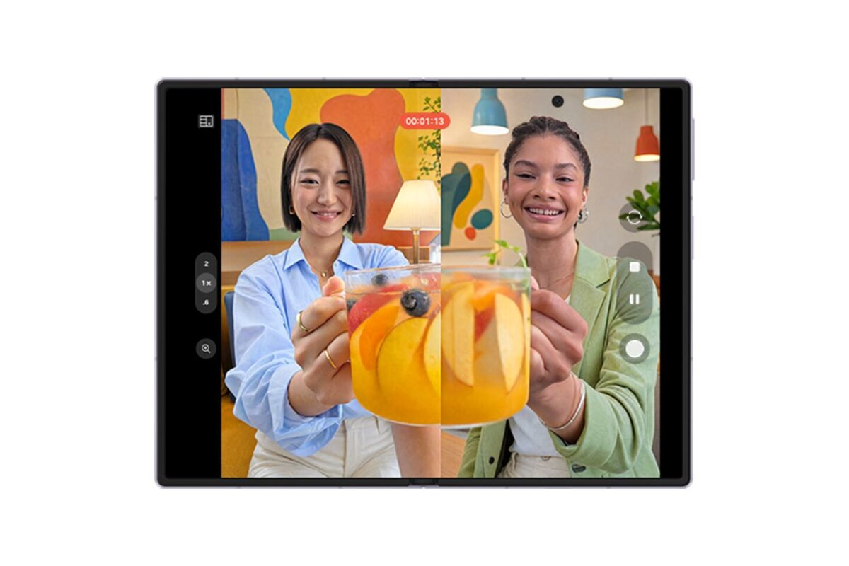 Samsung svela la terza dimensione dello smartphone pieghevole. Un nuovo formato che cambia le regole Samsung svela la terza dimensione dello smartphone pieghevole. Un nuovo formato che cambia le regole