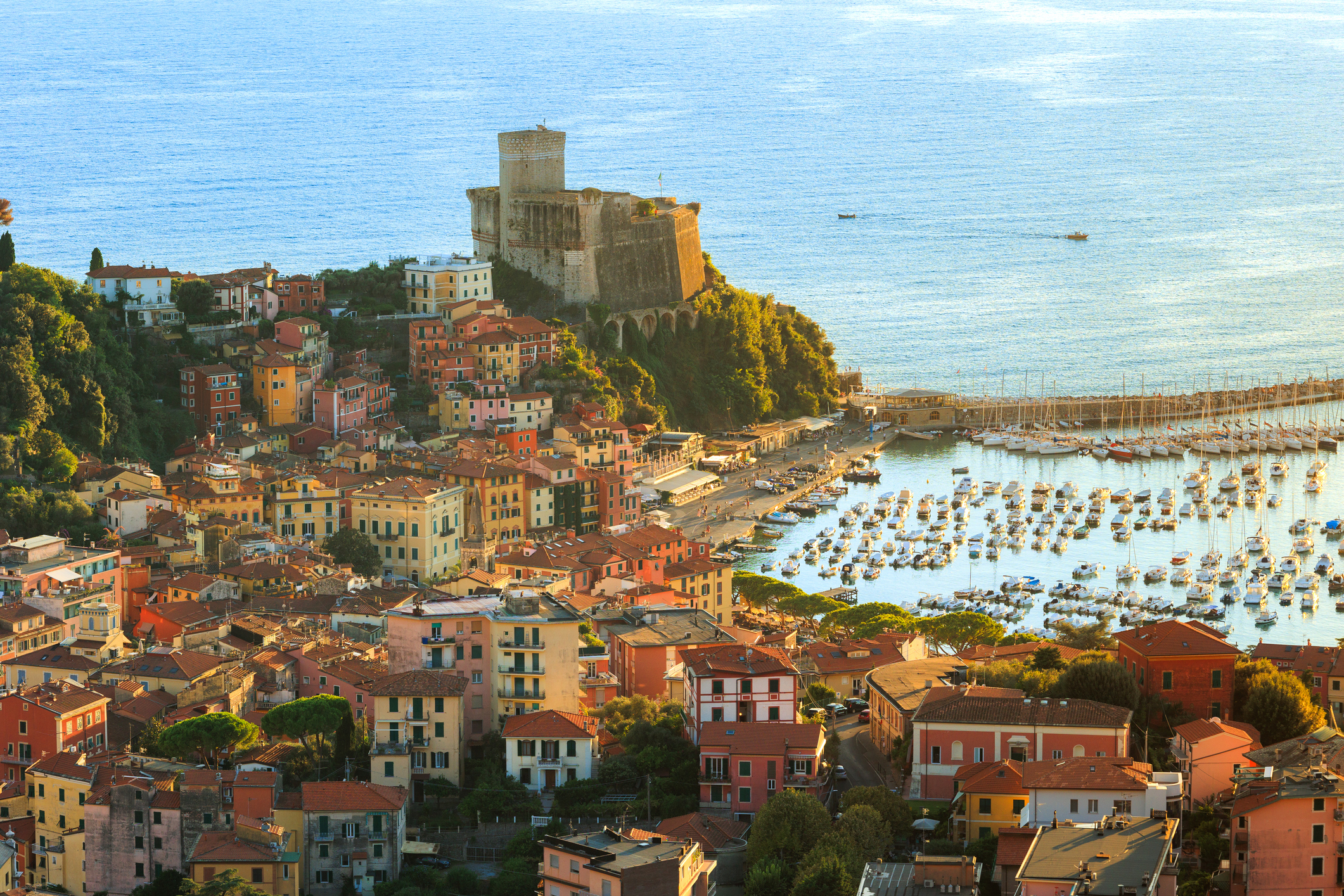 Lerici, il borgo ligure che incanta il mondo. Guida (ragionata) ai luoghi amati da Shelley e Byron Lerici, il borgo ligure che incanta il mondo. Guida (ragionata) ai luoghi amati da Shelley e Byron