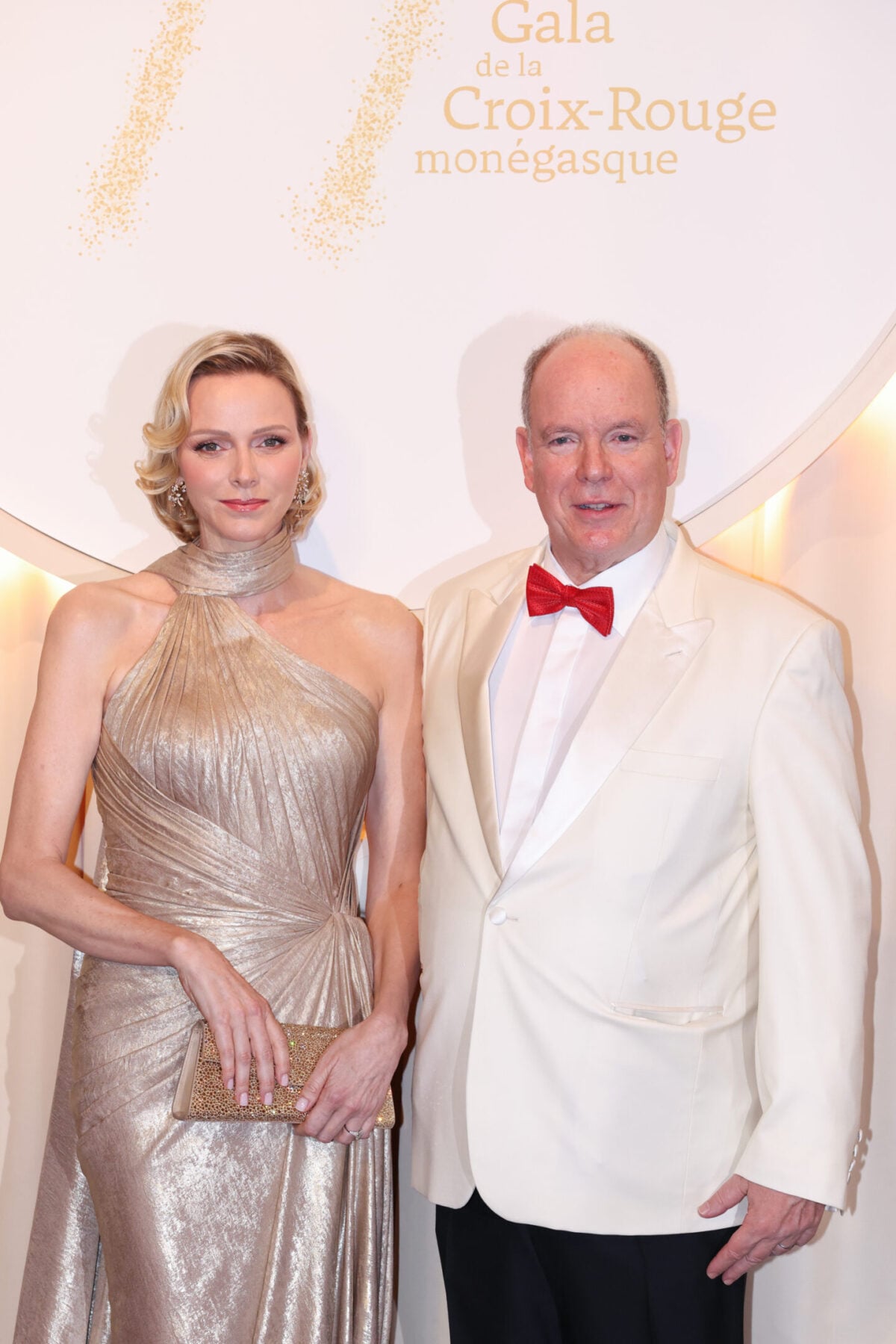 Charlène di Monaco incanta al Ballo della Croce Rossa con un look ispirato a Grace Kelly Charlène di Monaco incanta al Ballo della Croce Rossa con un look ispirato a Grace Kelly