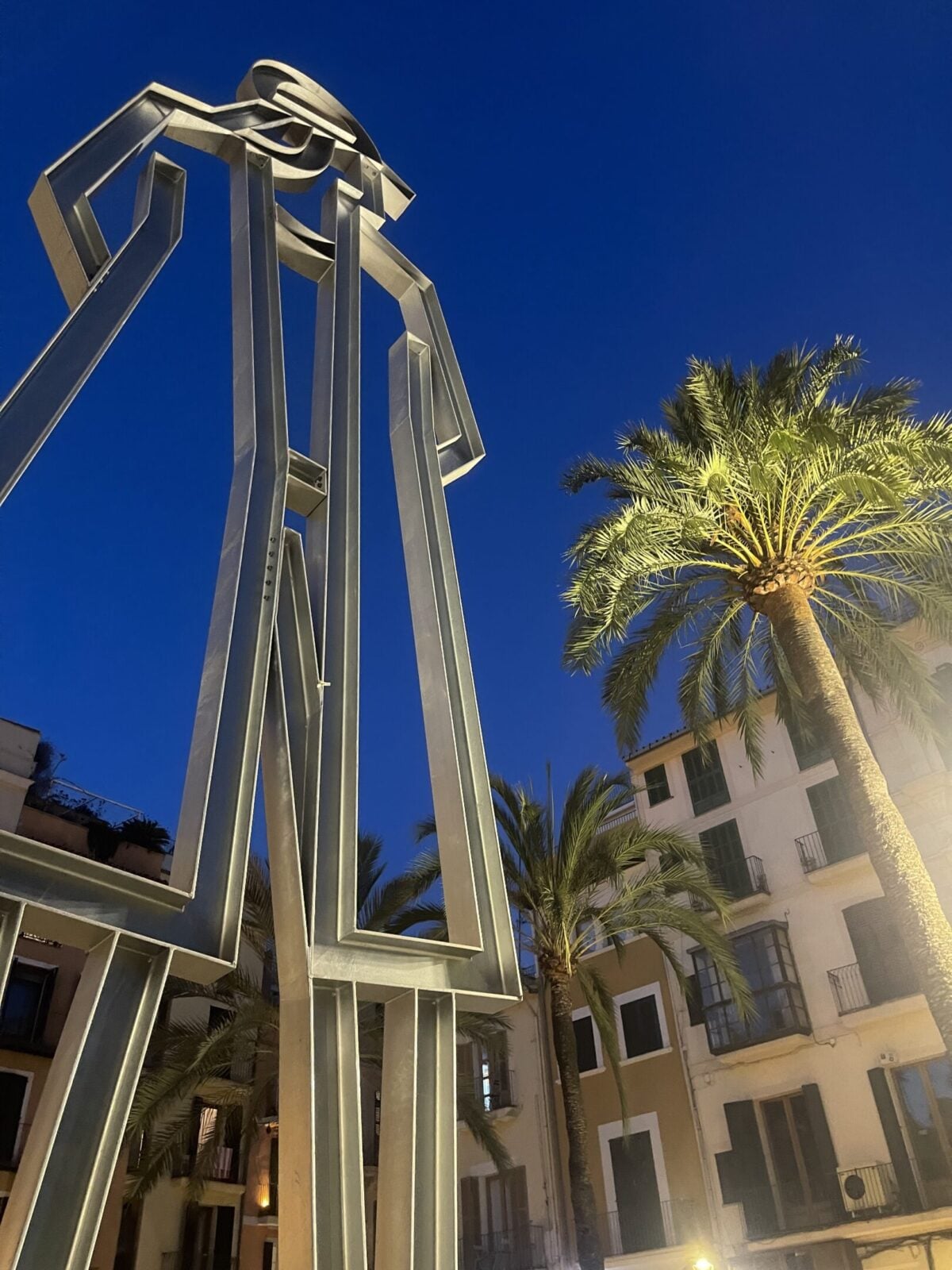 A spasso per Palma de Mallorca per scoprire la vera essenza di una città, che ha fatto dello stile la sua cifra distintiva. A spasso per Palma de Mallorca per scoprire la vera essenza di una città, che ha fatto dello stile la sua cifra distintiva.
