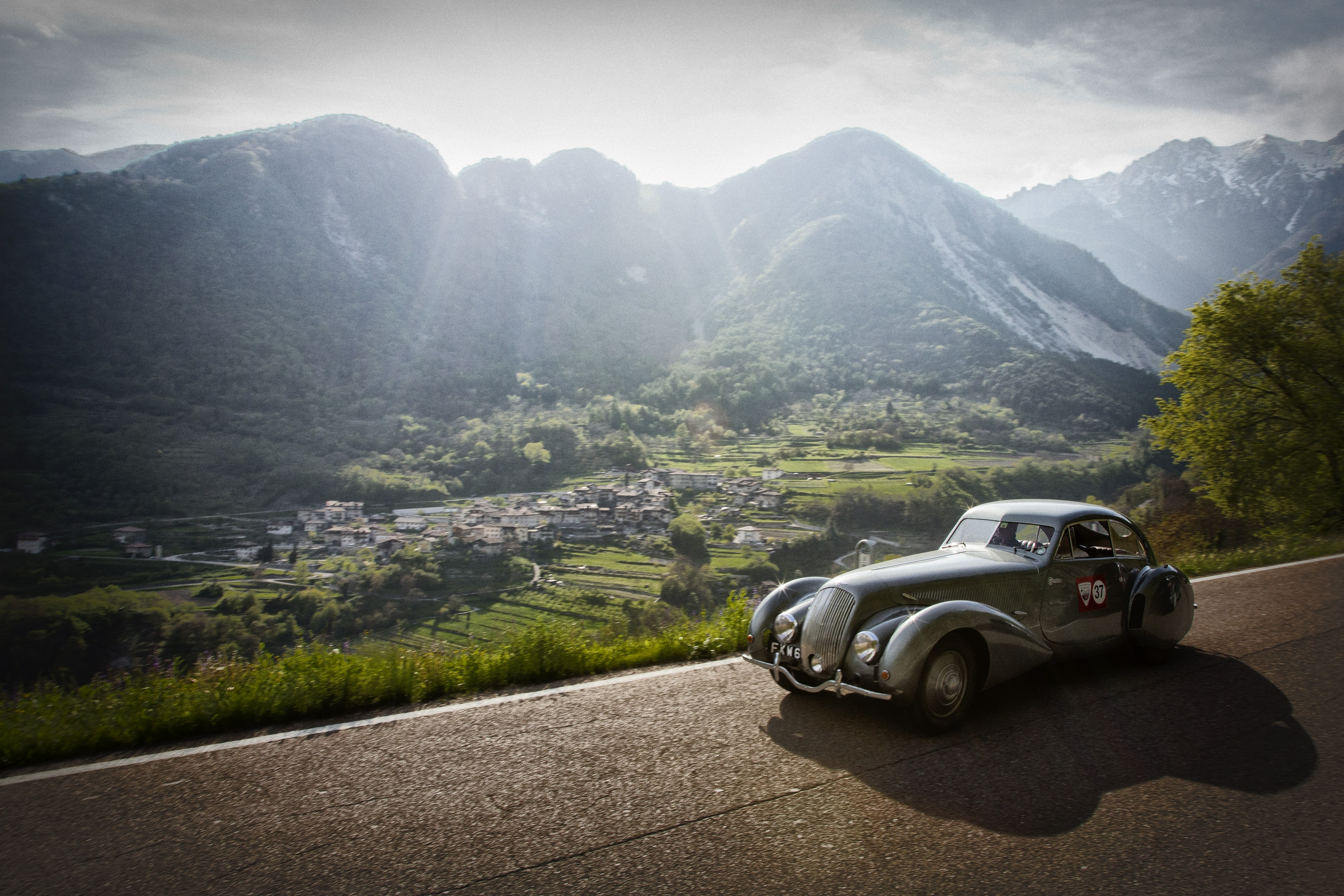 Louis Vuitton torna in corsa: sulle Dolomiti sfilano le auto d’epoca più belle del mondo Louis Vuitton torna in corsa: sulle Dolomiti sfilano le auto d’epoca più belle del mondo