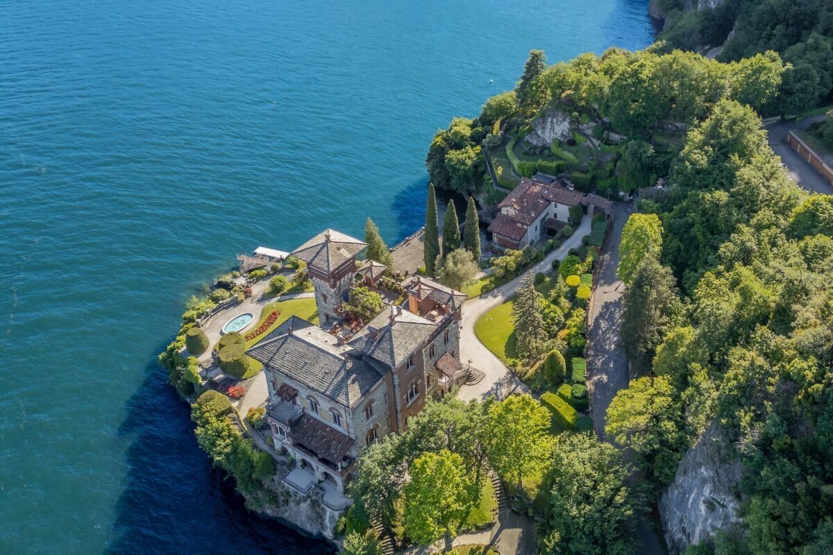 La casa di James Bond sul Lago di Como è in vendita: quanto costa vivere nella villa di Casino Royale La casa di James Bond sul Lago di Como è in vendita: quanto costa vivere nella villa di Casino Royale