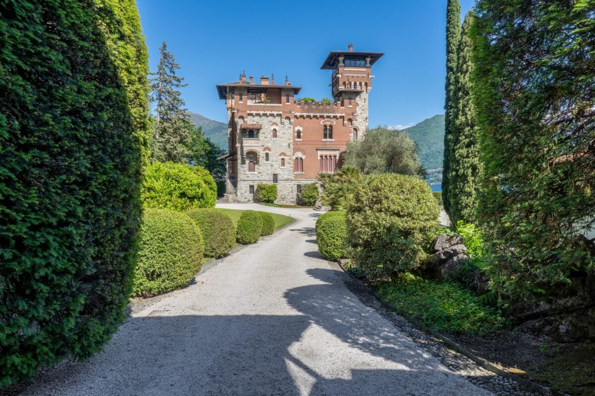 La casa di James Bond sul Lago di Como è in vendita: quanto costa vivere nella villa di Casino Royale La casa di James Bond sul Lago di Como è in vendita: quanto costa vivere nella villa di Casino Royale