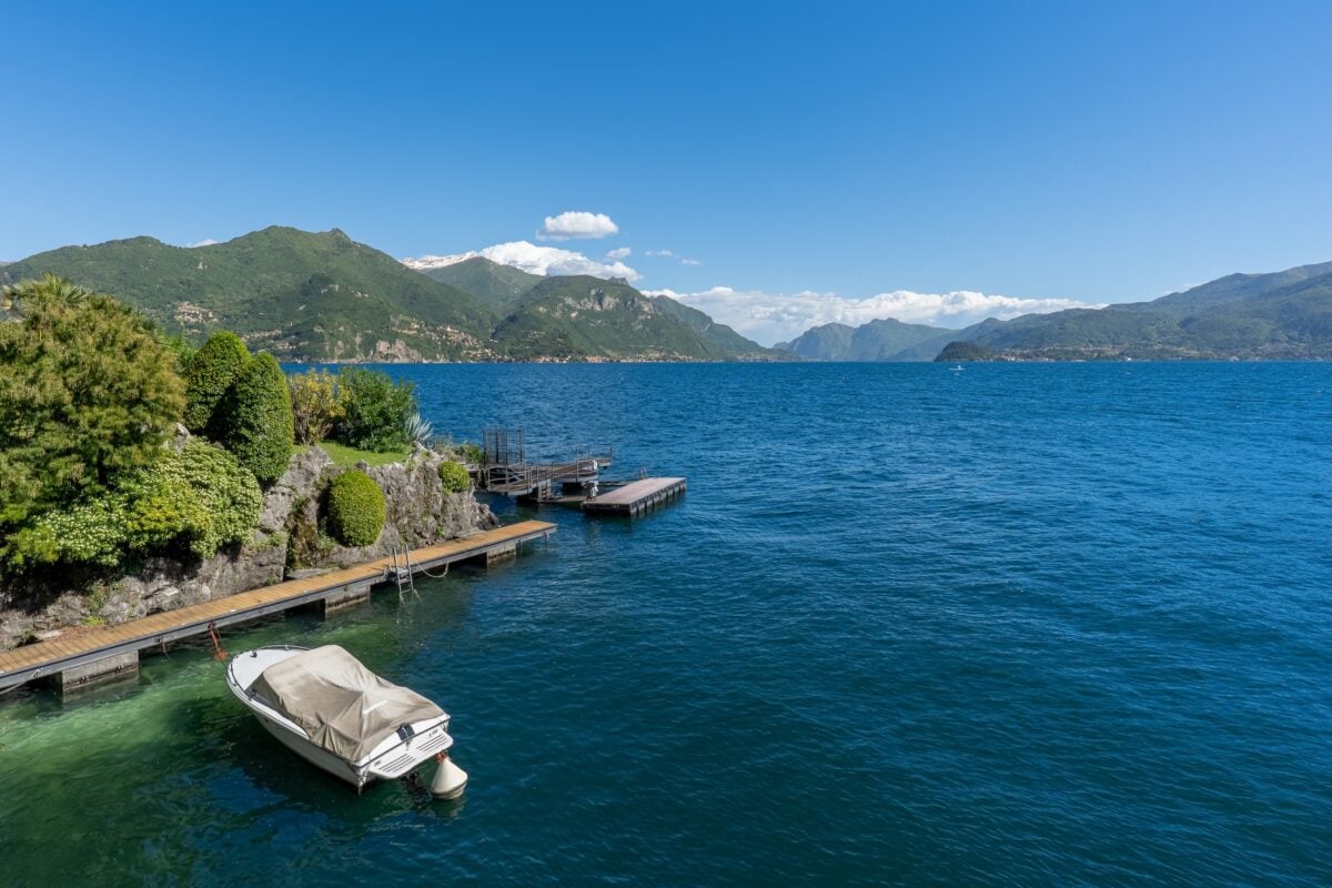 La casa di James Bond sul Lago di Como è in vendita: quanto costa vivere nella villa di Casino Royale La casa di James Bond sul Lago di Como è in vendita: quanto costa vivere nella villa di Casino Royale