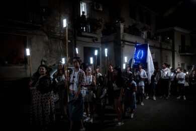 Il santo è uno schermo e i fedeli seguono l’IA: la processione digitale che divide il futuro della fede