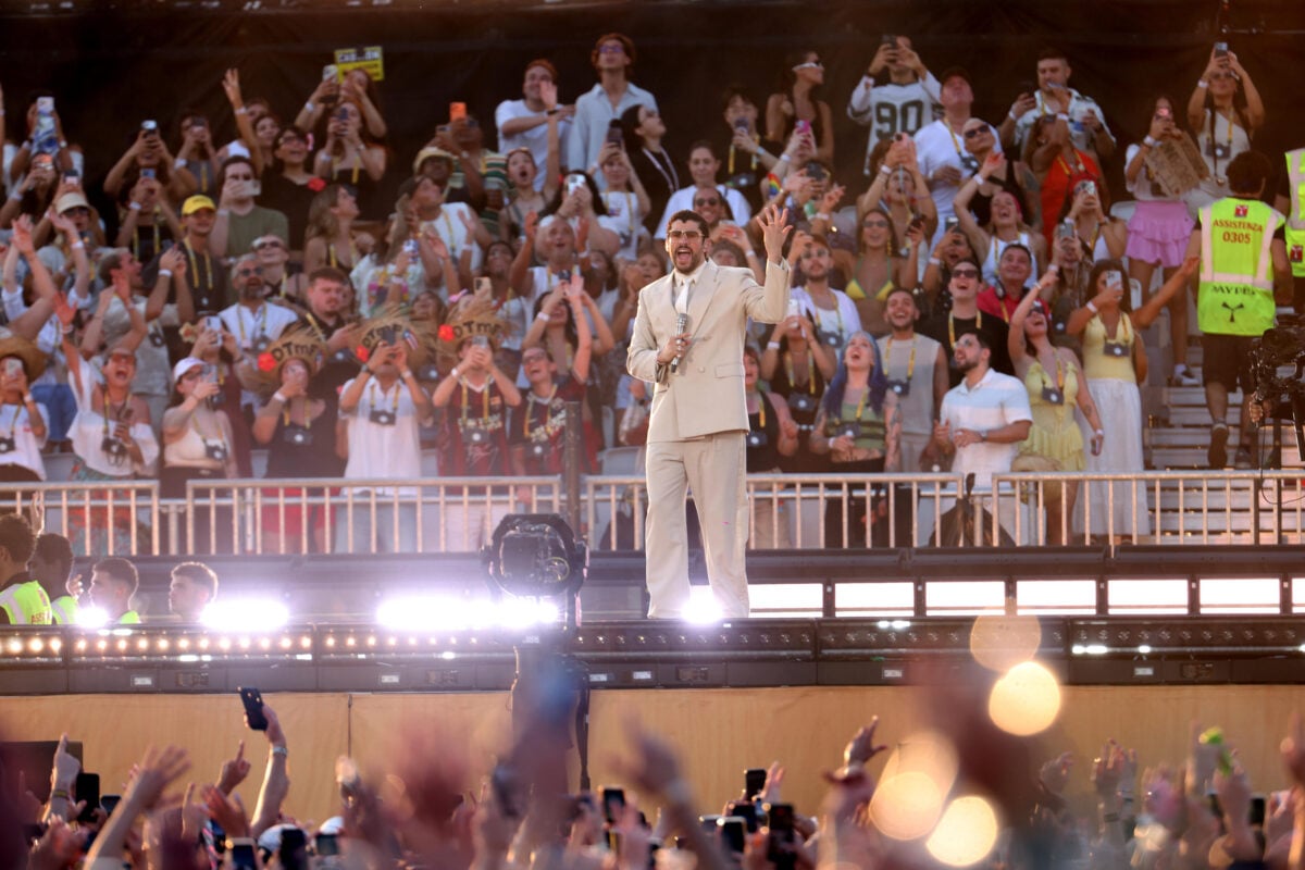 Bad Bunny, interrotto il concerto a Milano: pioggia e grandine sugli spettatori