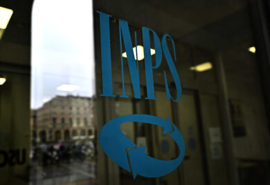 INPS, stop alle notifiche fino a settembre: quali atti vengono sospesi e chi è interessato