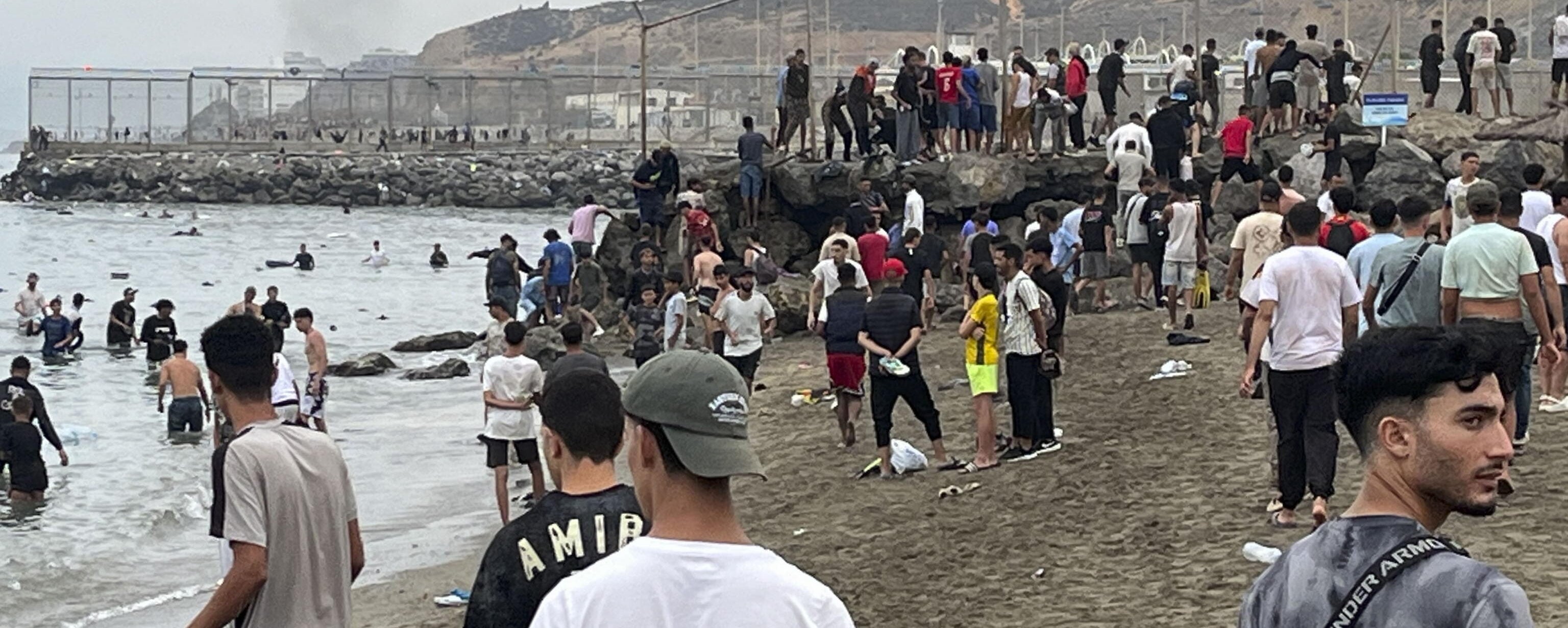 Assalto a Ceuta, 60 mila migranti entrano nell’exclave spagnola: cosa sta succedendo Assalto a Ceuta, 60 mila migranti entrano nell’exclave spagnola: cosa sta succedendo