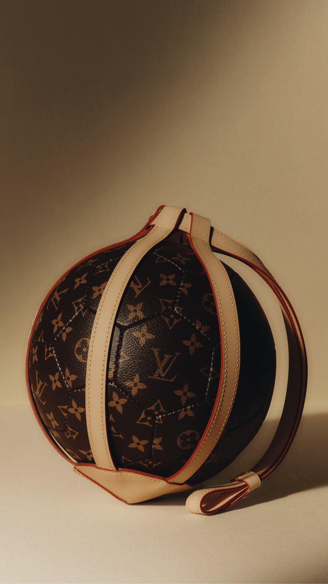 Louis Vuitton riedita il libro Rebonds per festeggiare 10 anni di partnership con UNICEF Louis Vuitton riedita il libro Rebonds per festeggiare 10 anni di partnership con UNICEF
