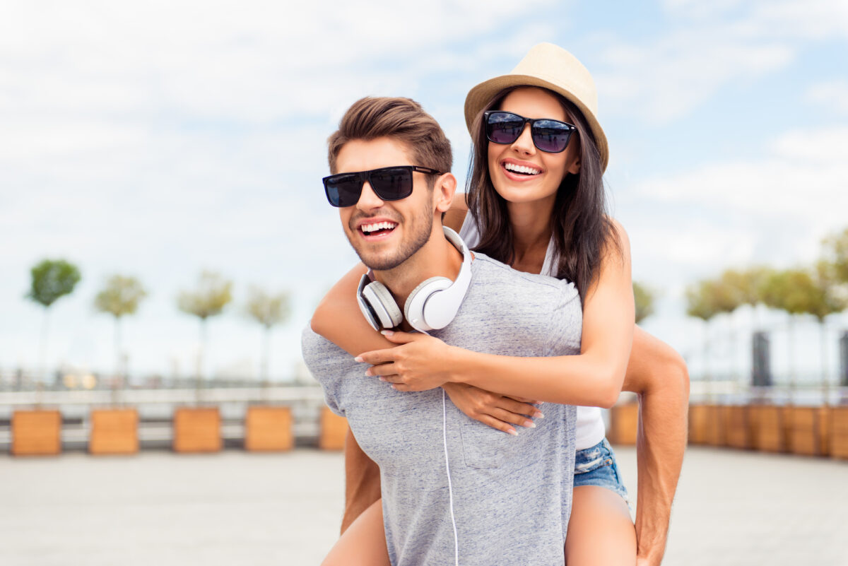 Estate all’aperto: come prendersi cura degli occhi tra spiaggia, trekking e sport
