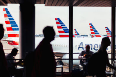 Malore per sei hostess sul volo Roma-Philadelphia: atterraggio d’emergenza per American Airlines