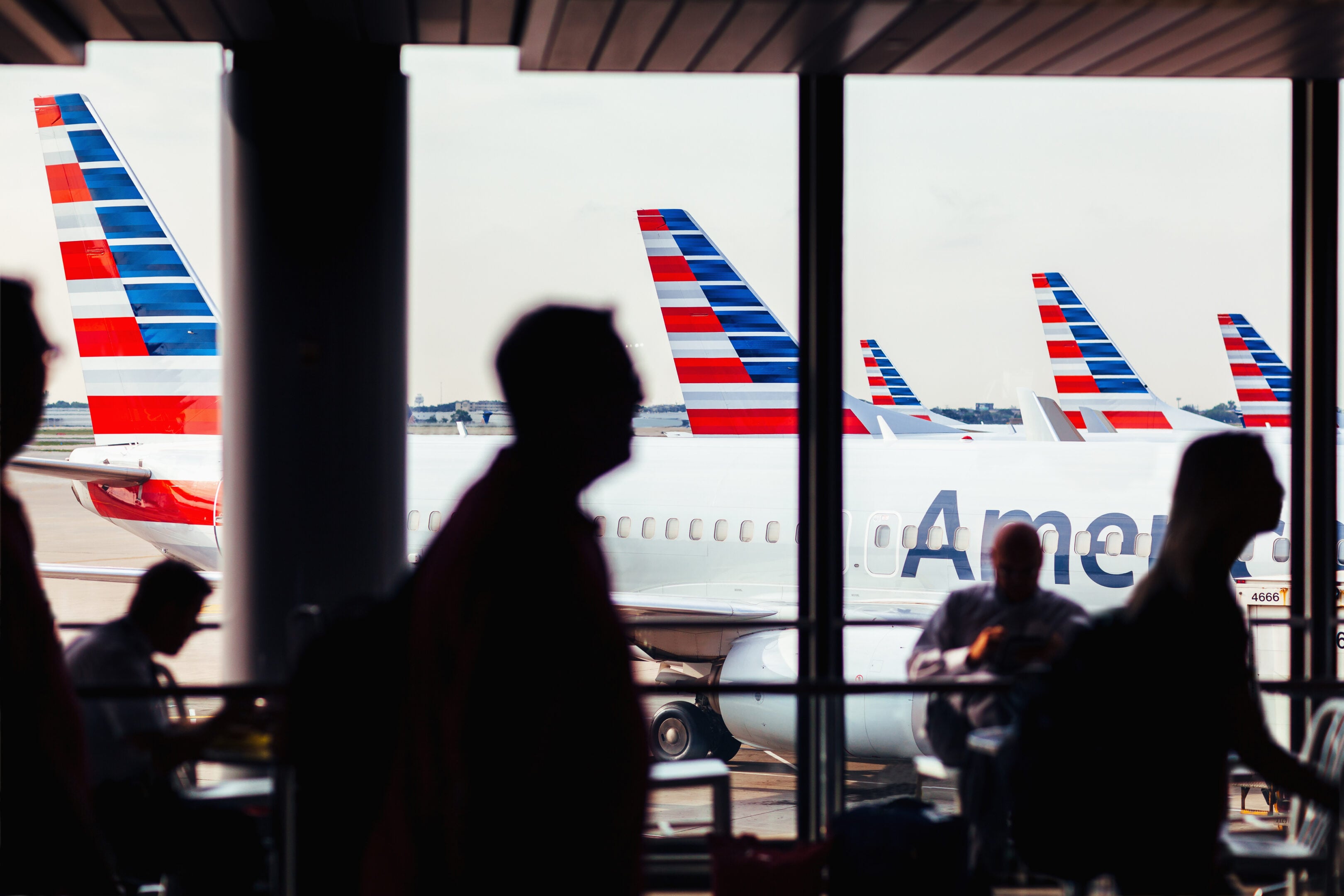 Malore per sei hostess sul volo Roma-Philadelphia: atterraggio d’emergenza per American Airlines
