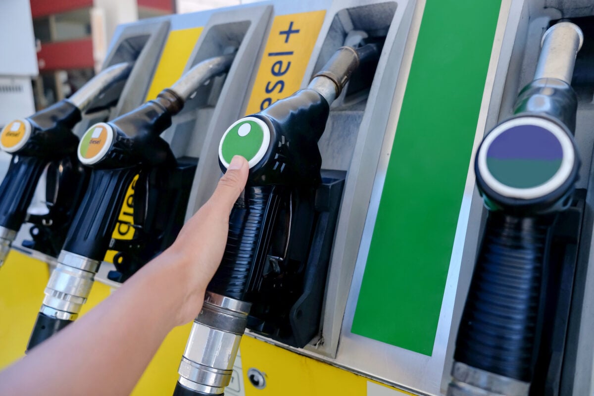 Accise carburanti, quanto si risparmia davvero sul pieno: le ipotesi per benzina e gasolio