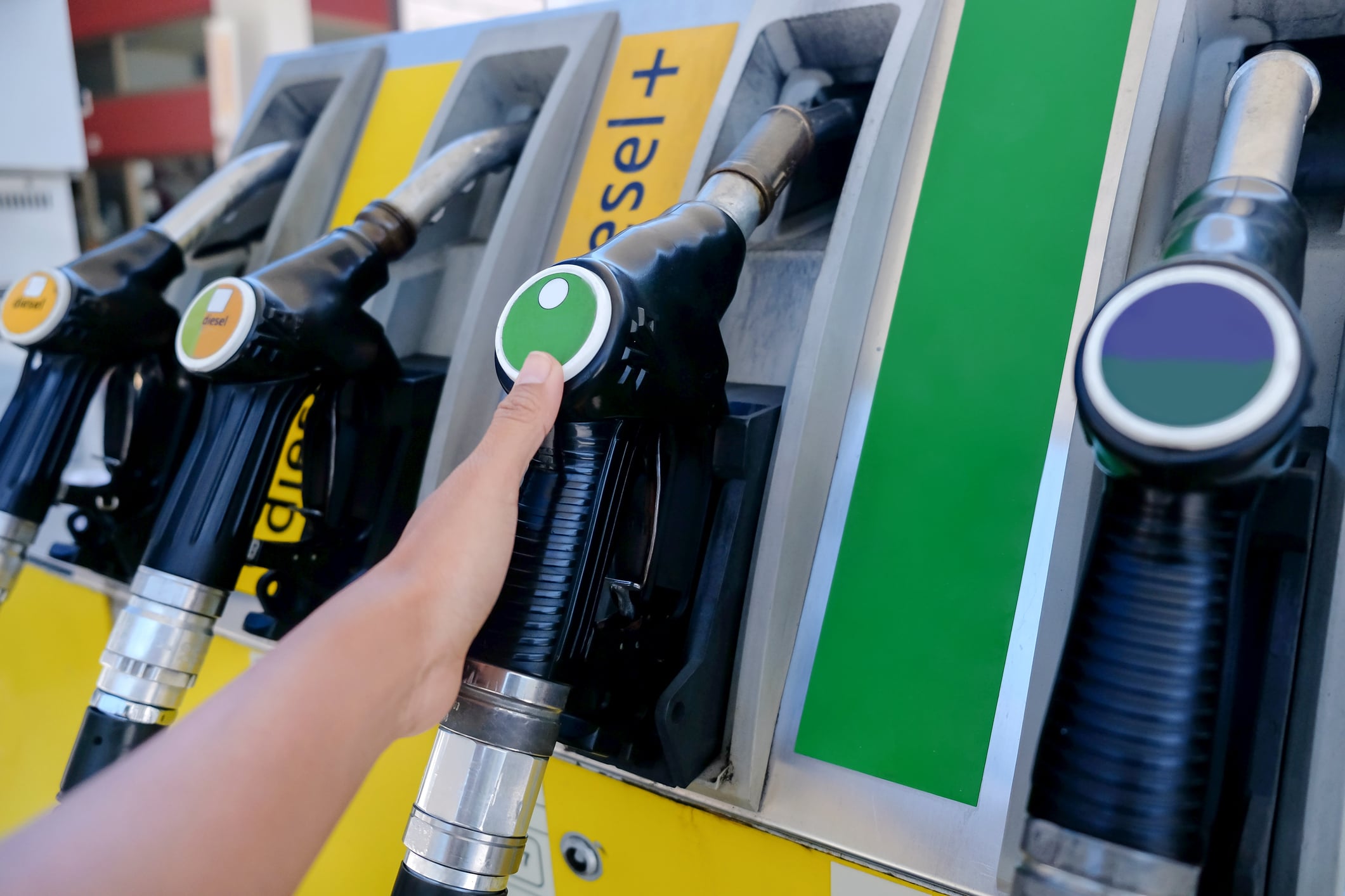Accise carburanti, quanto si risparmia davvero sul pieno: le ipotesi per benzina e gasolio