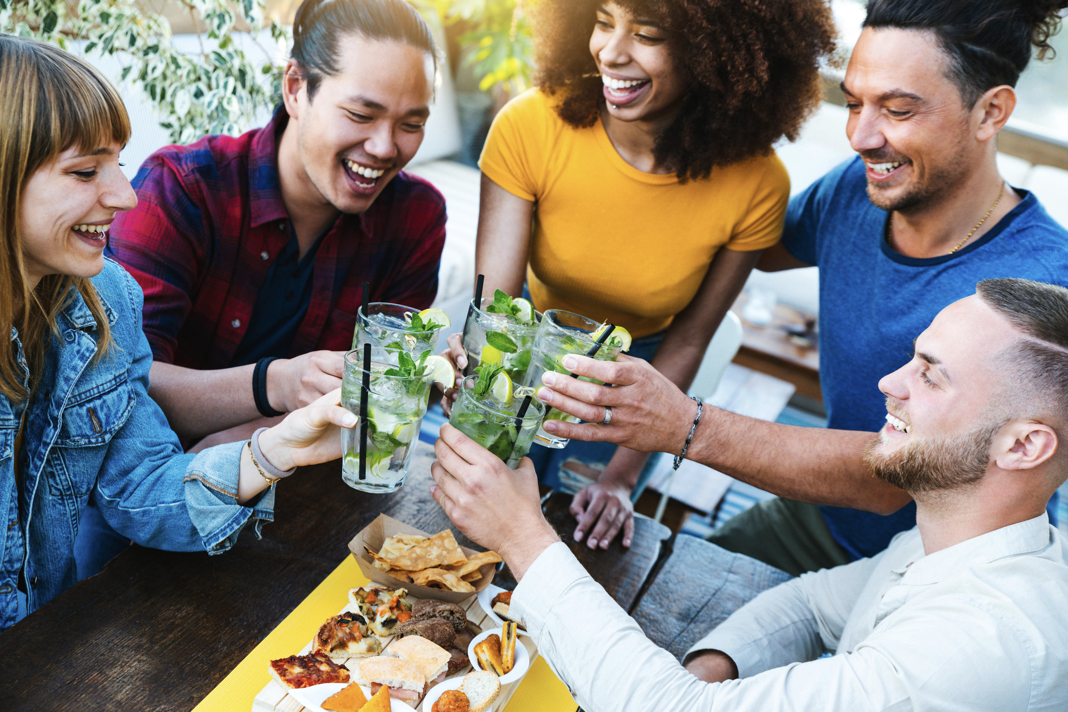 La Gen Z cambia il rito dell’aperitivo: meno alcol, più casa e mocktail La Gen Z cambia il rito dell’aperitivo: meno alcol, più casa e mocktail