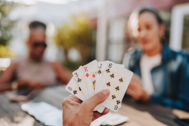 Cinque giochi di carte da mettere in valigia per un’estate senza noia