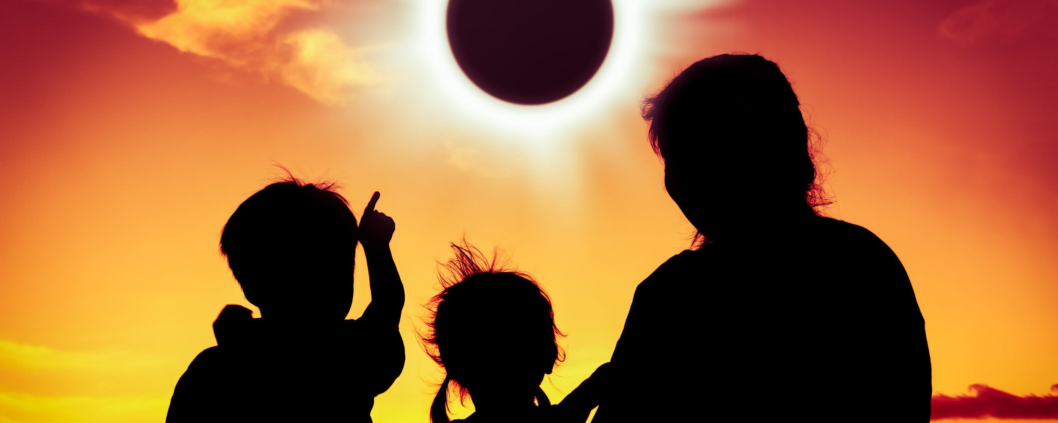 Eclissi totale e stelle cadenti: dove ammirare il cielo più spettacolare dell’estate Eclissi totale e stelle cadenti: dove ammirare il cielo più spettacolare dell’estate