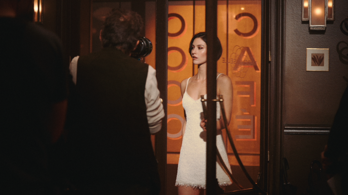 Nel dietro le quinte della nuova campagna Chanel con Gracie Abrams