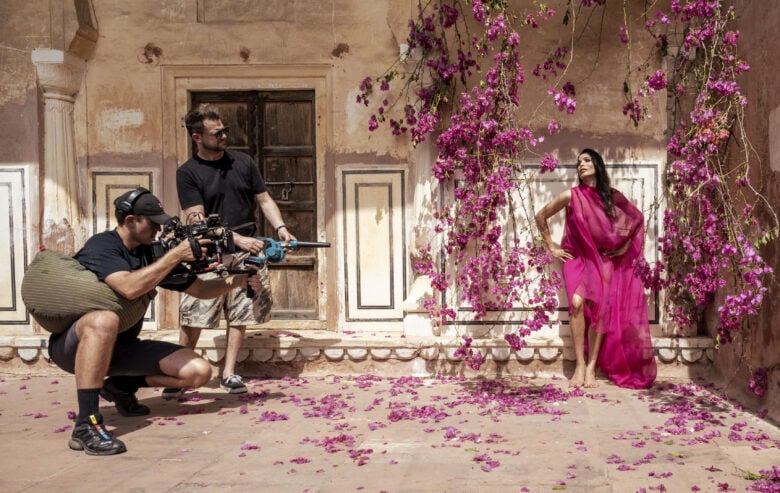 dal backstage del Calendario Pirelli 2027 di Sølve Sundsbø e Raghu Rai con Avani Rai, foto di Alessandro Scotti