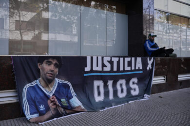 Maradona, altra testimonianza choc: “Non si alzava e nessuno lo aiutava”