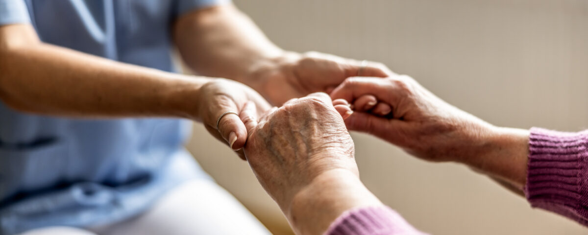 Bonus caregiver, fino a 400 euro al mese: quando parte la piattaforma INPS e chi può richiederlo