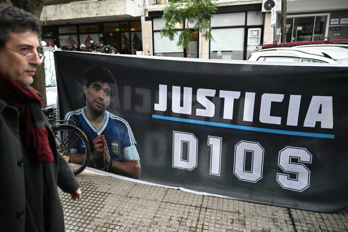 Colpo di scena al processo di Maradona: le cartelle cliniche erano del padre