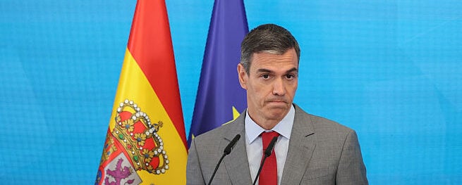 Doppio gioco di Sánchez sui migranti: attacca il «modello Meloni» ma ha fatto due hub in Mauritania