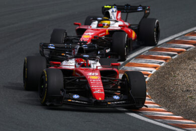 Ferrari col super motore per Monza: Leclerc e Hamilton con tute stile Schumi