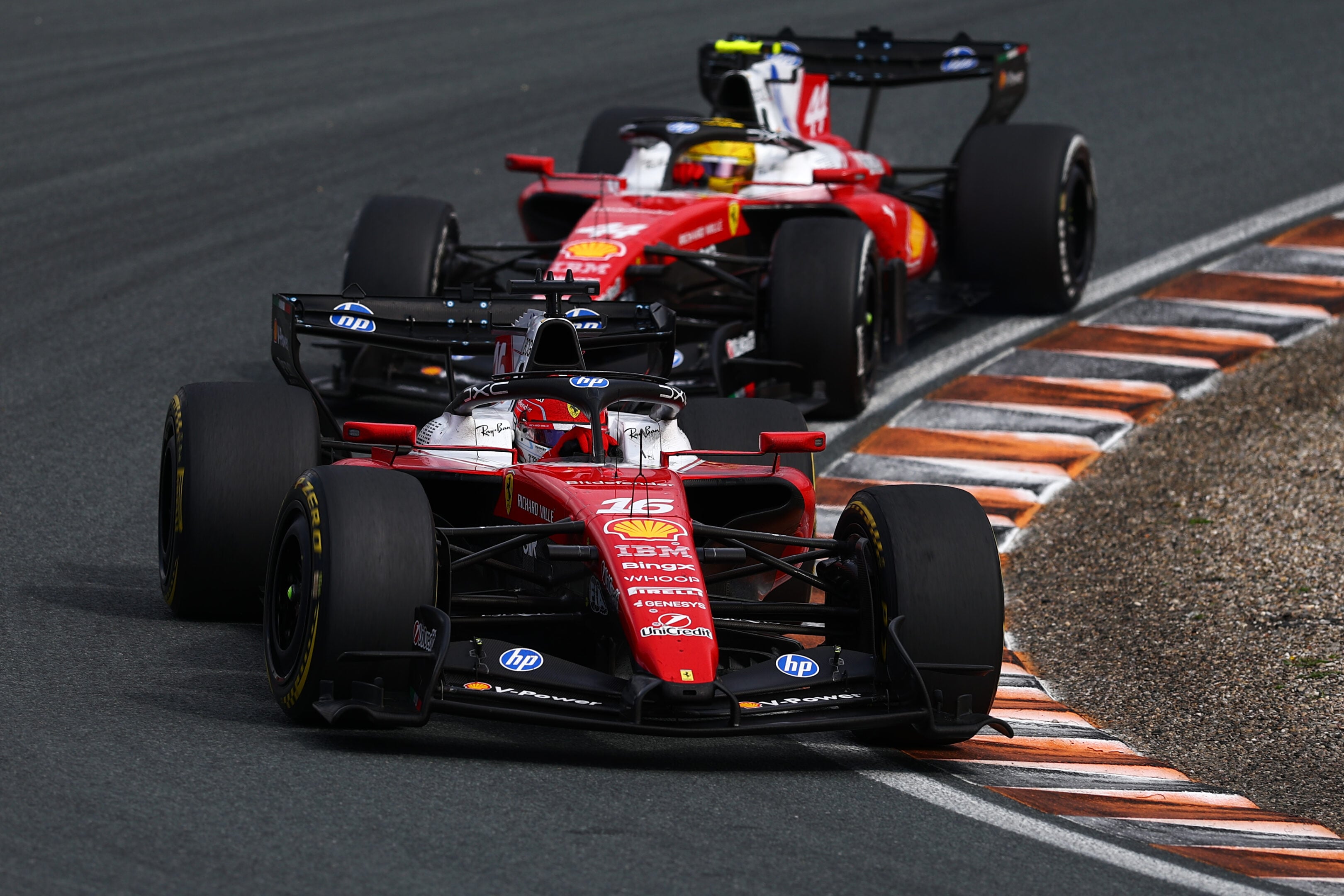 Ferrari col super motore per Monza: Leclerc e Hamilton con tute stile Schumi Ferrari col super motore per Monza: Leclerc e Hamilton con tute stile Schumi