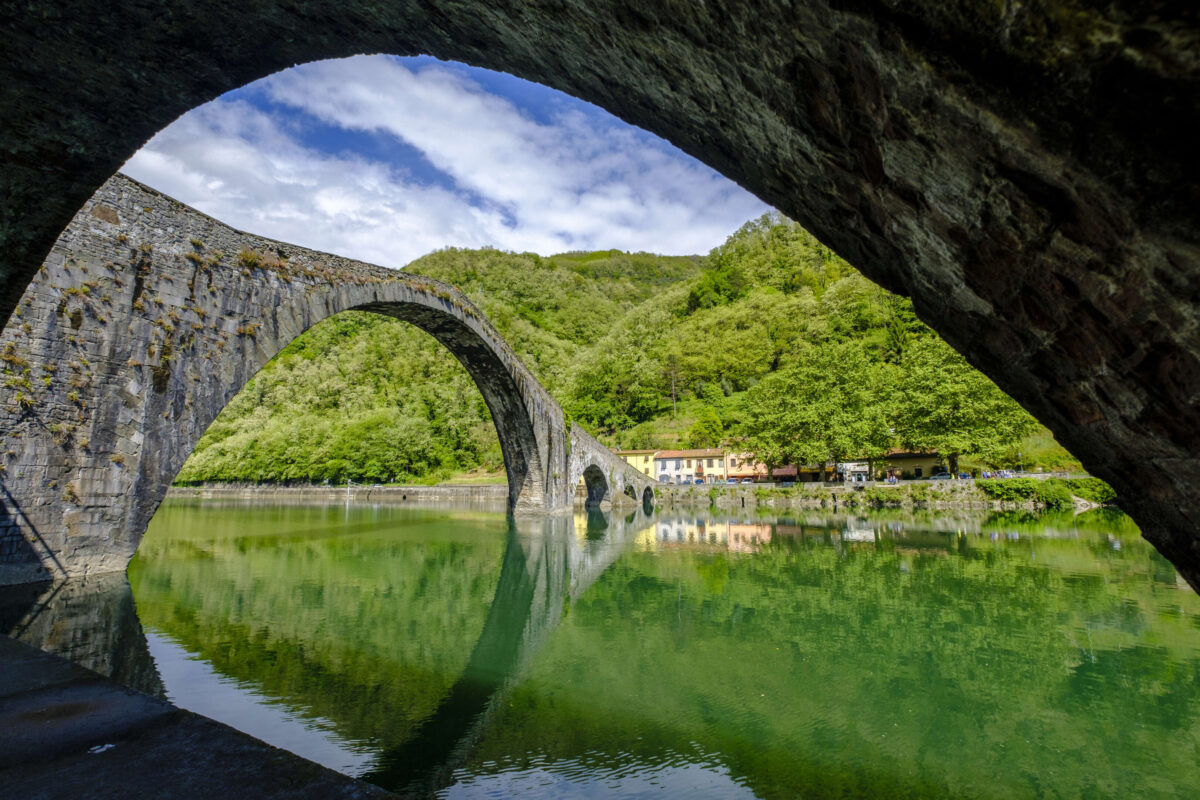 Il ponte toscano che sembra sfidare la gravità: la leggenda dell’uomo che ingannò il Diavolo