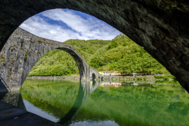 Il ponte toscano che sembra sfidare la gravità: la leggenda dell’uomo che ingannò il Diavolo