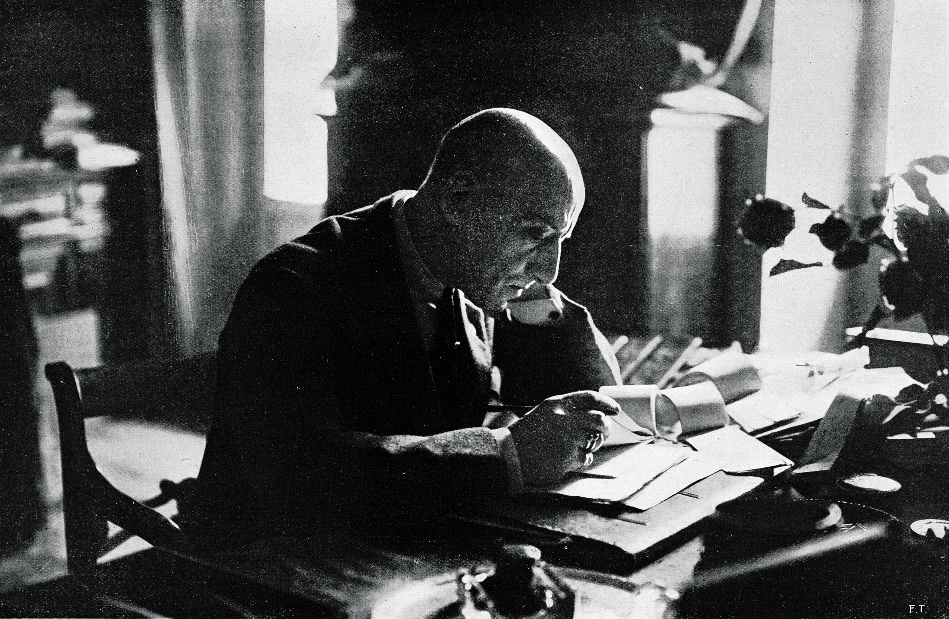 D’Annunzio spiato dal Duce: il carteggio segreto e quel «finalmente» alla notizia della sua morte D’Annunzio spiato dal Duce: il carteggio segreto e quel «finalmente» alla notizia della sua morte