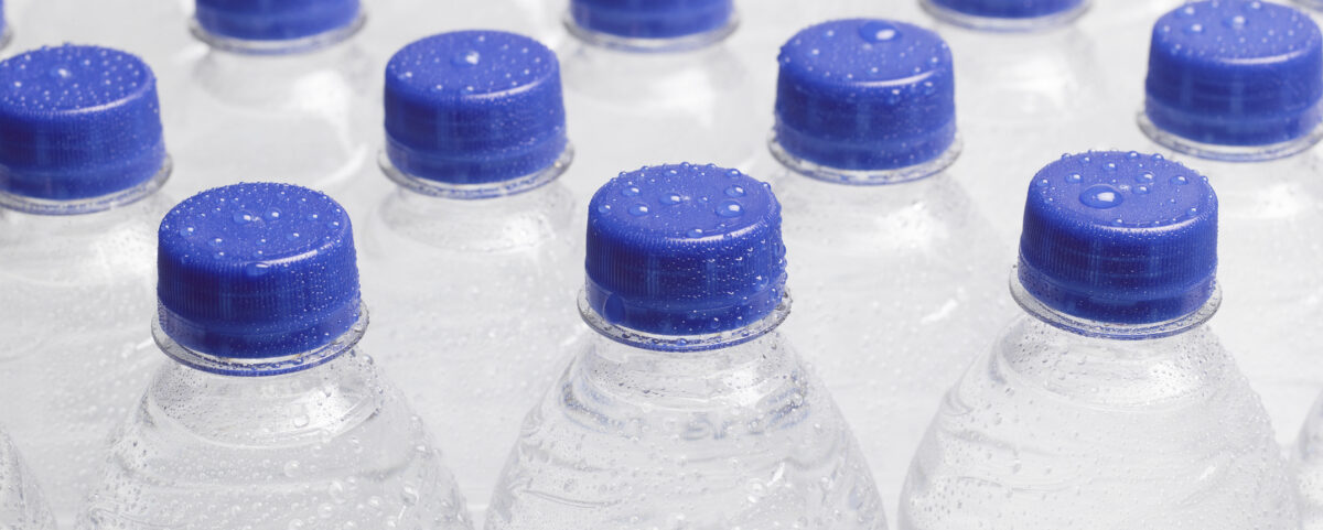 Acqua minerale, la guerra Ue sulle bottiglie di plastica (raddoppia i costi per le famiglie)