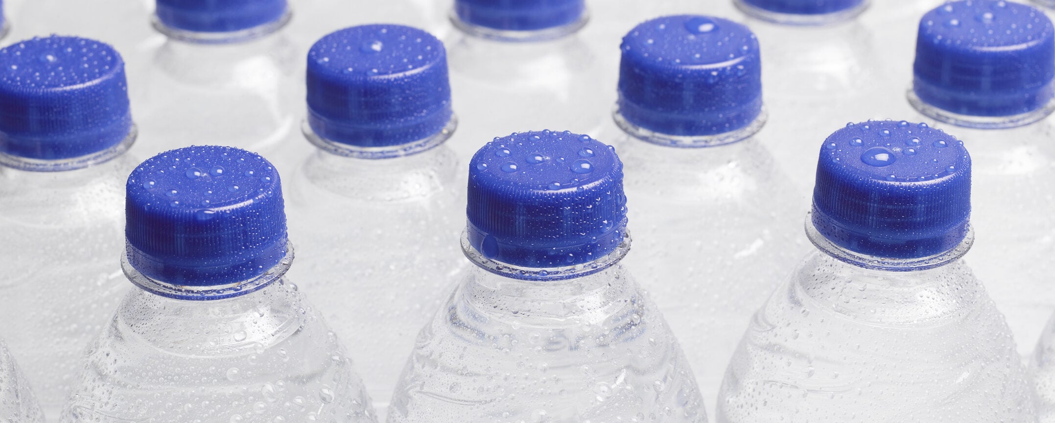 Acqua minerale, la guerra Ue sulle bottiglie di plastica (raddoppia i costi per le famiglie) Acqua minerale, la guerra Ue sulle bottiglie di plastica (raddoppia i costi per le famiglie)