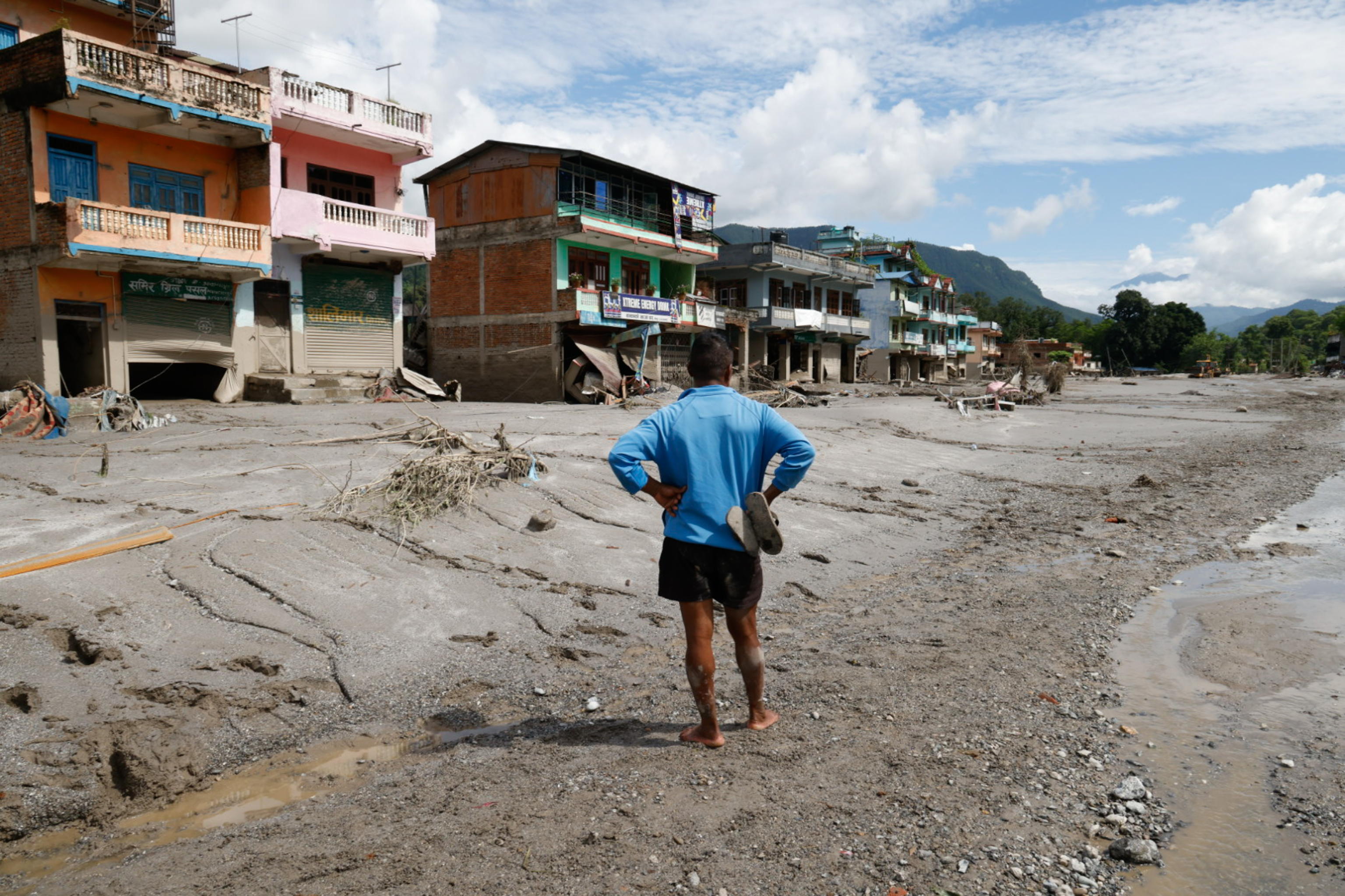 Nepal, oltre 350 morti e 1.300 dispersi: tre italiani irrintracciabili. Si teme una seconda ondata Nepal, oltre 350 morti e 1.300 dispersi: tre italiani irrintracciabili. Si teme una seconda ondata