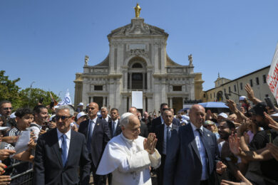 Papa Leone travolto dall’affetto dei giovani ad Assisi: l’abbraccio della folla fuori dalla Basilica