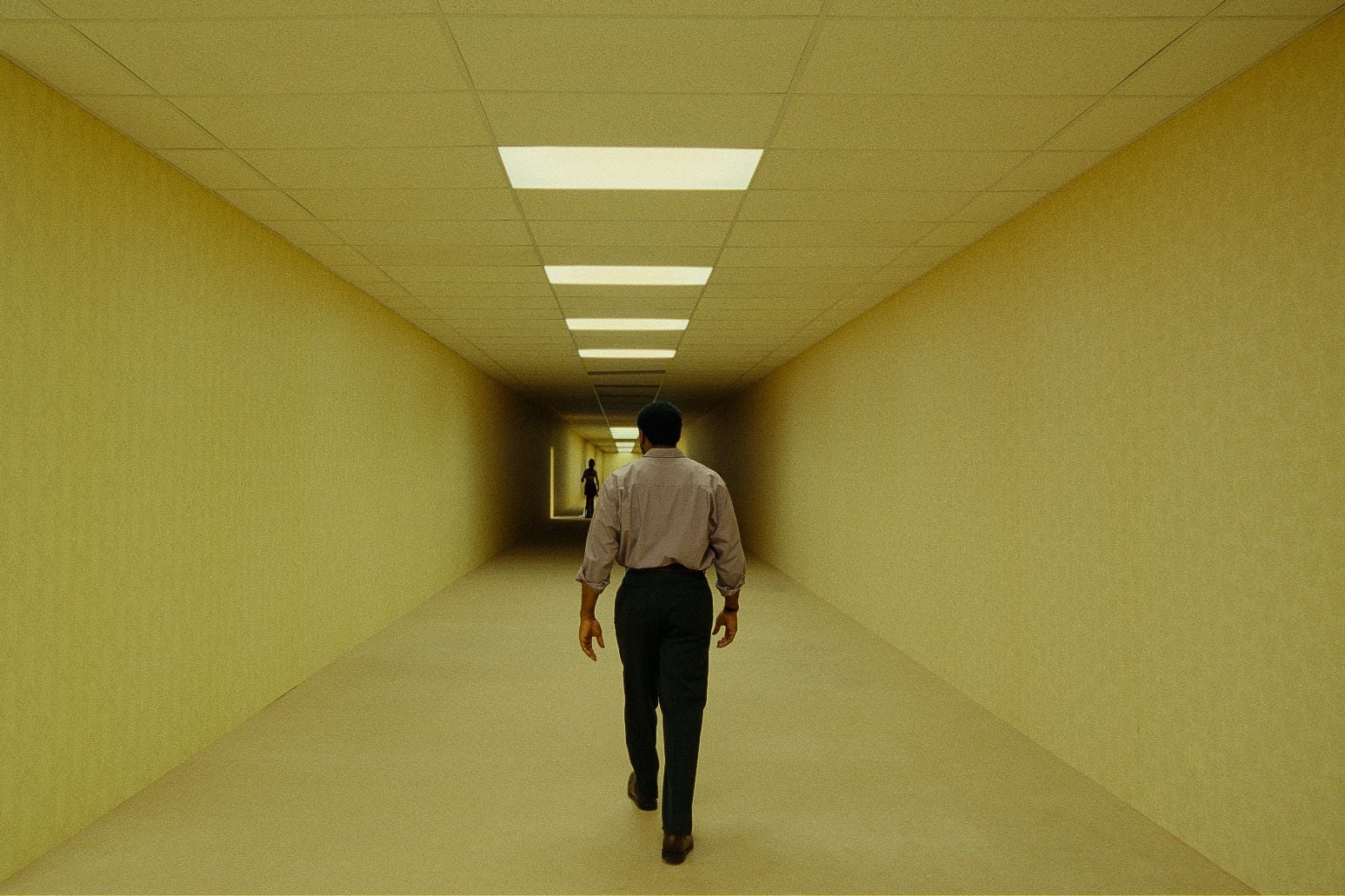Kane Parsons: «Backrooms non è un horror, è una macchina del tempo» Kane Parsons: «Backrooms non è un horror, è una macchina del tempo»