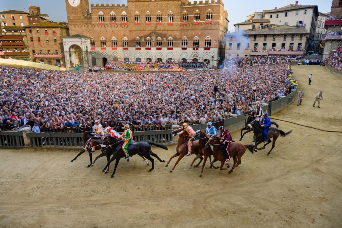 Non solo Siena: l’estate del palio infiamma l’Italia tra cavalli, barche e rivalità secolari
