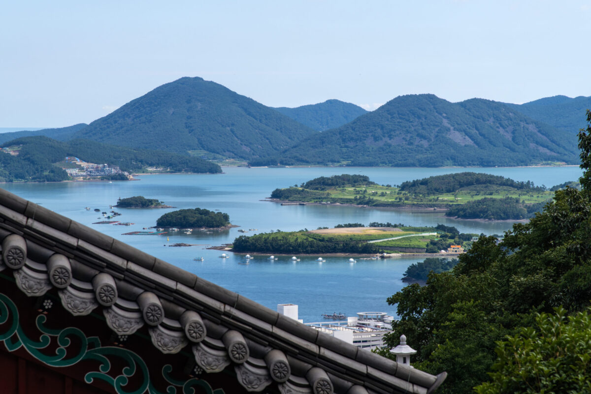 La Corea del Sud segreta è sul mare: isole vulcaniche, villaggi colorati e treni sospesi sulla costa