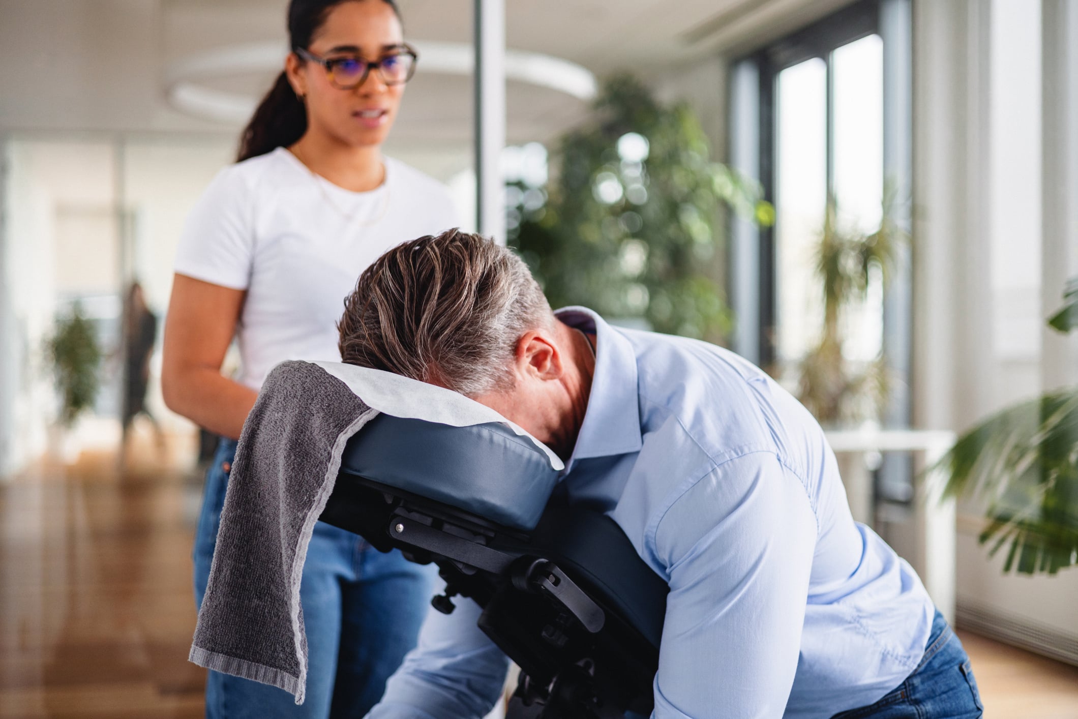 Dal viaggio con gli sciamani ai massaggi in ufficio: i benefit aziendali più strani (e quelli che non lo sono affatto) Dal viaggio con gli sciamani ai massaggi in ufficio: i benefit aziendali più strani (e quelli che non lo sono affatto)