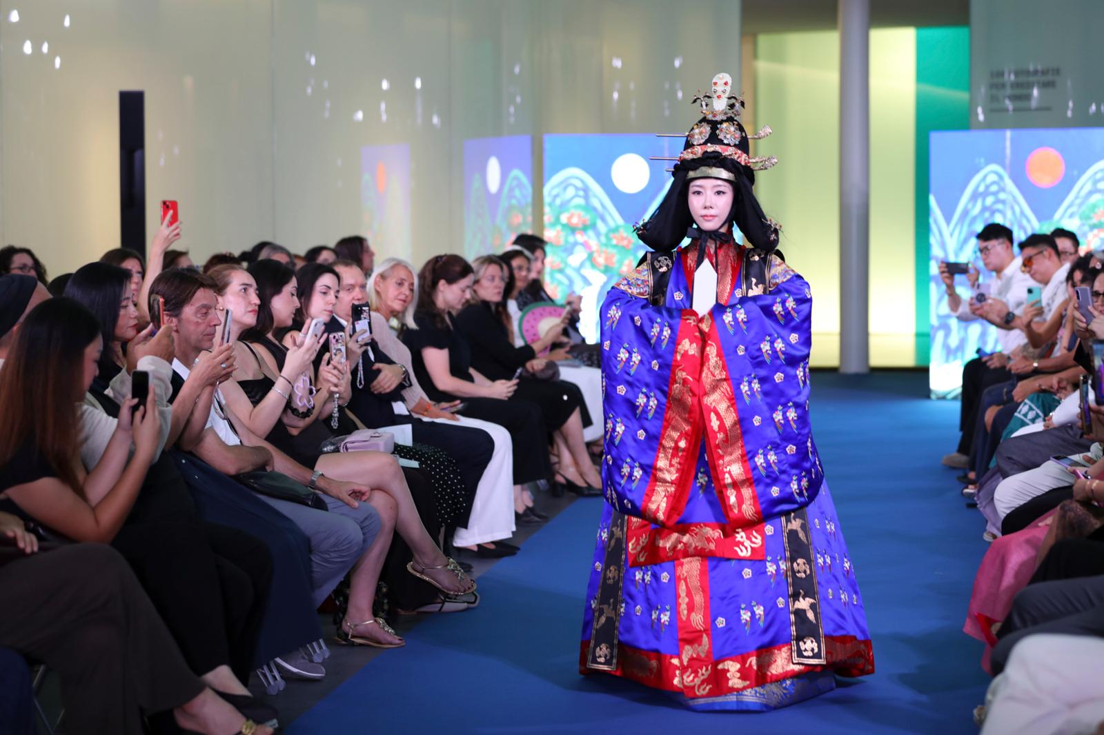 L’hanbok conquista Milano: perché l’abito simbolo della Corea è diventato moda globale