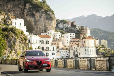 Da Roma ad Amalfi a bordo di un’Alfa Romeo: il nuovo Grand Tour che attraversa l’Europa tra hotel di lusso e paesaggi da sogno