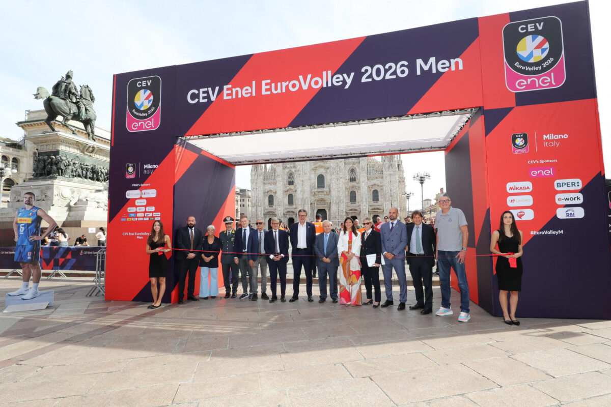 A Milano si gioca a volley… davanti al Duomo: ecco il Fan Village per Euro 2026